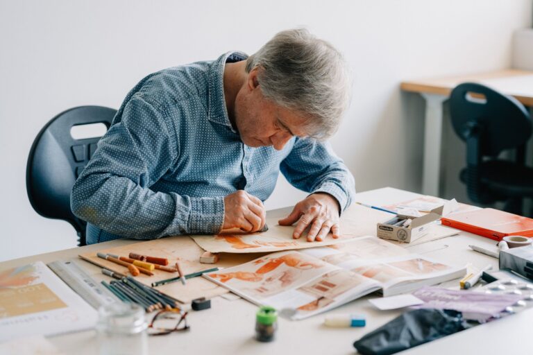 Ein Mann beim vertieften Zeichnen/Malen