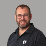 Portraitbild eines lächelnden Mannes mit Brille